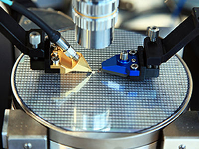 Reliable wafer presence detection can be realized in a vacuum